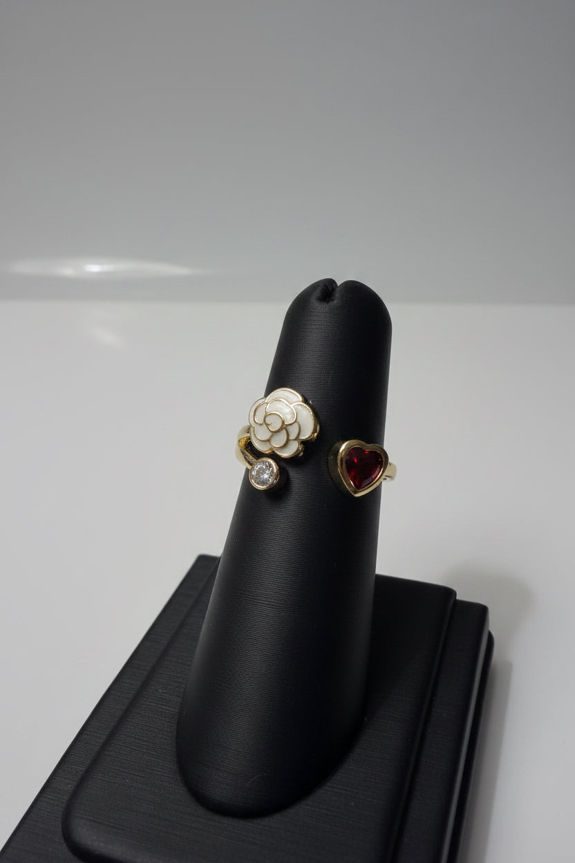 Anillo Ajustable Flor Blanca y Corazón Rojo – Oro Laminado
