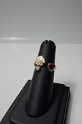 Anillo Ajustable Flor Blanca y Corazón Rojo – Oro Laminado