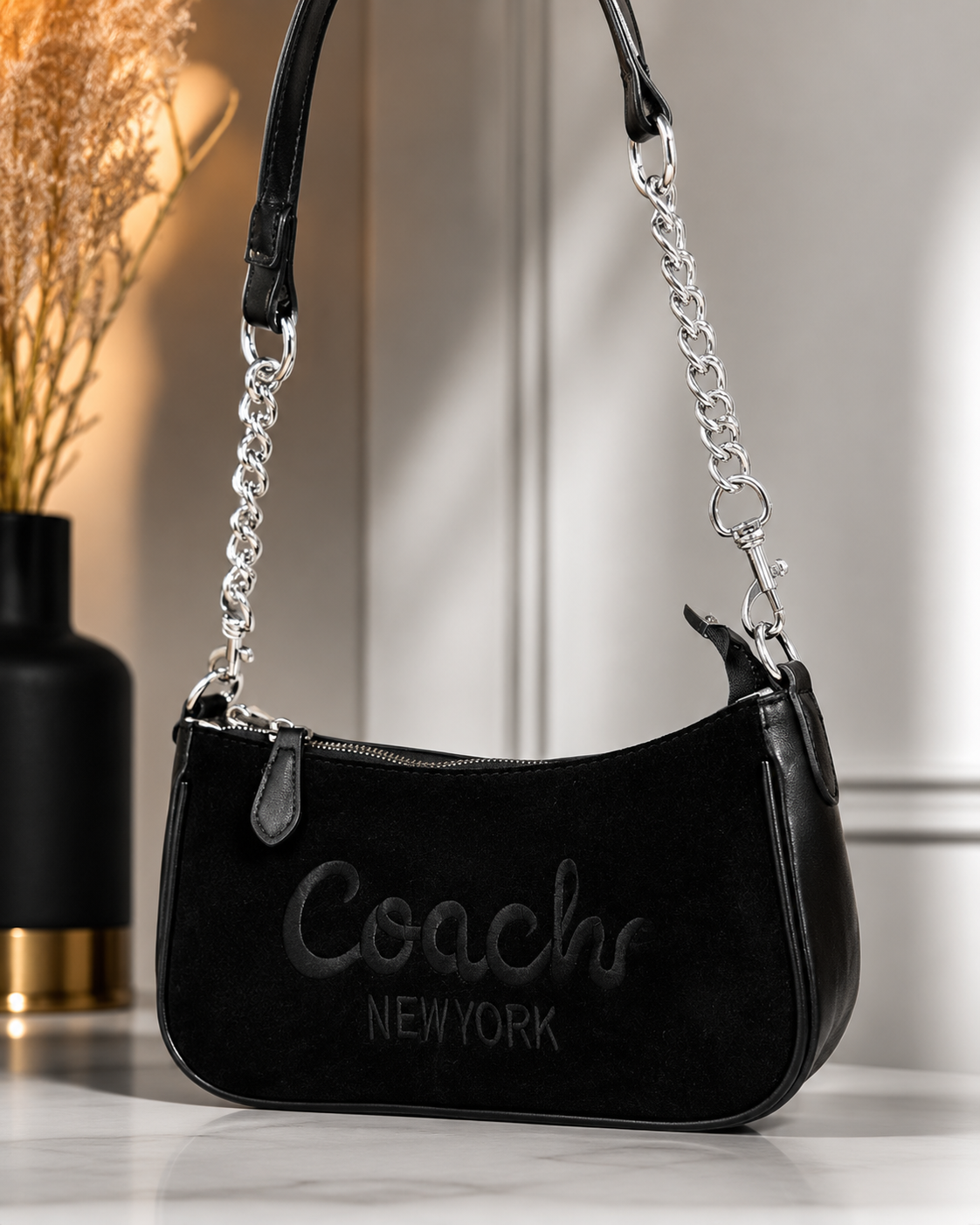 Bolsa de hombro negra con cadena plateada