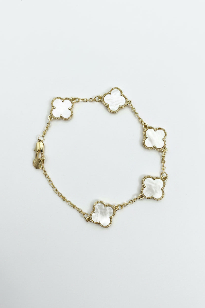 Pulsera Dorada Laminada con Tréboles Blancos – Ajustable
