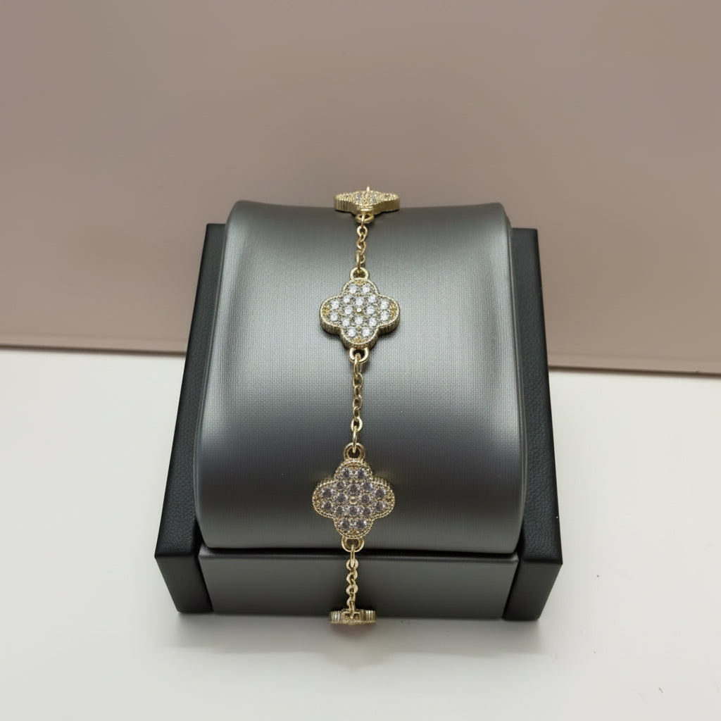 Pulsera Laminada Dorada con 5 Tréboles de Cristales – Ajustable