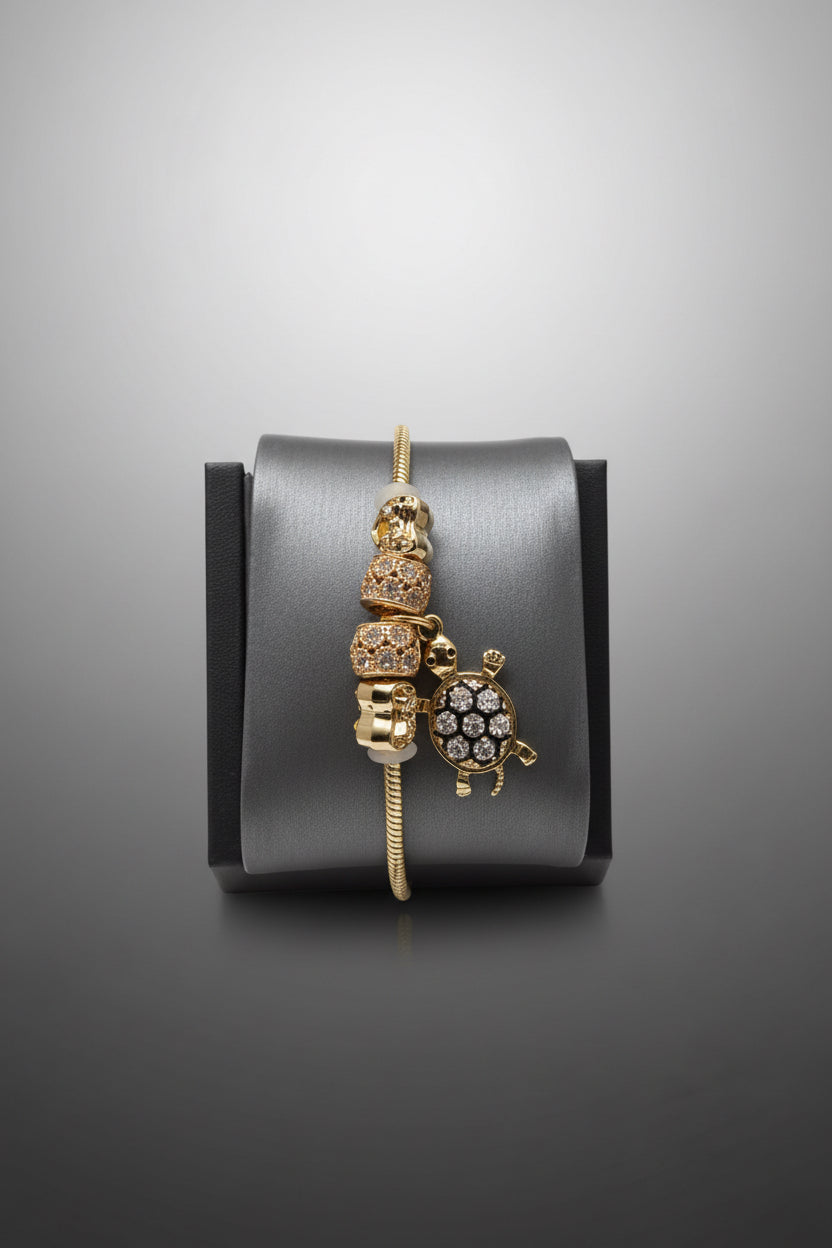 Pulsera Dorada con Charms y Tortuga – Oro Laminado – Size 8