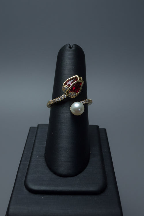 Anillo Elegante con Piedra de Color y Perla – Oro Laminado, Ajustable