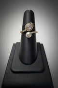 Anillo Elegante con Piedra de Color y Perla – Oro Laminado, Ajustable