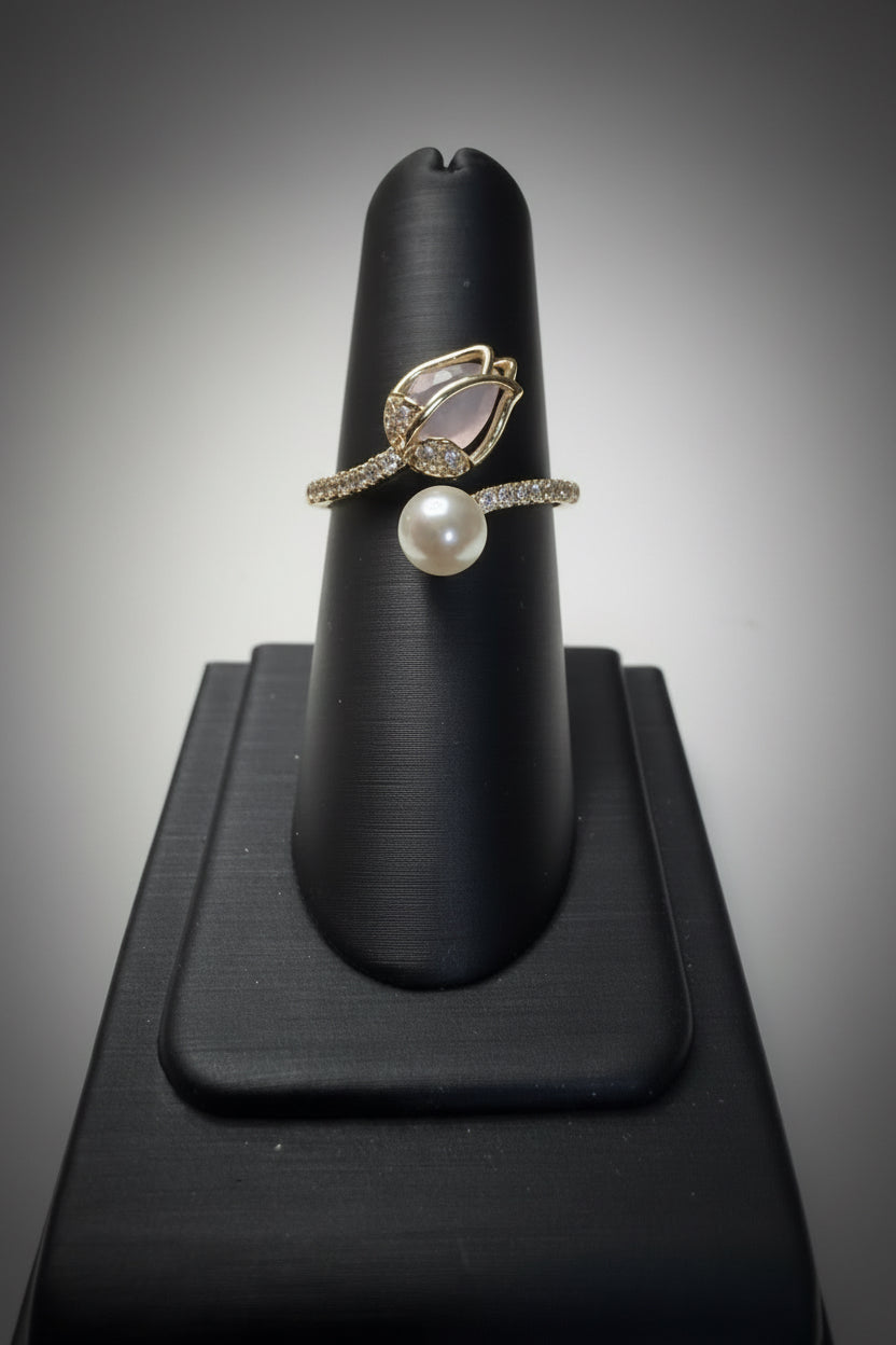 Anillo Elegante con Piedra de Color y Perla – Oro Laminado, Ajustable