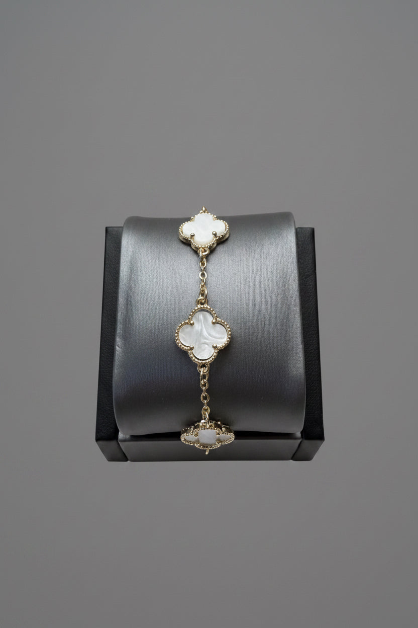 Pulsera Dorada Laminada con Tréboles Blancos – Ajustable