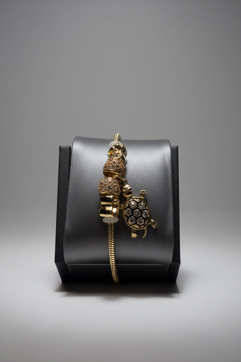 Pulsera Dorada con Charms y Tortuga – Oro Laminado – Size 8