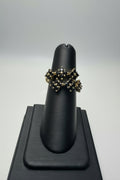 Anillo Floral con Piedras Negras – Oro Laminado