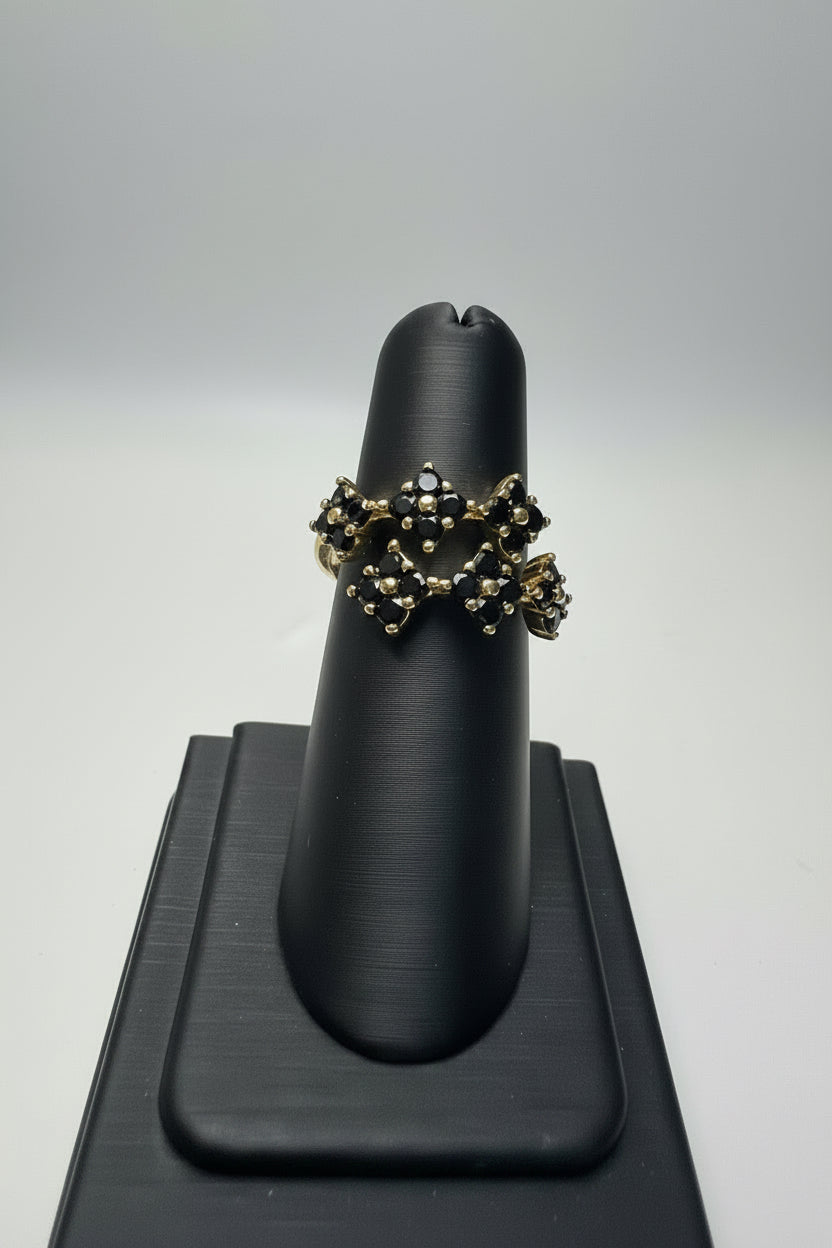 Anillo Floral con Piedras Negras – Oro Laminado