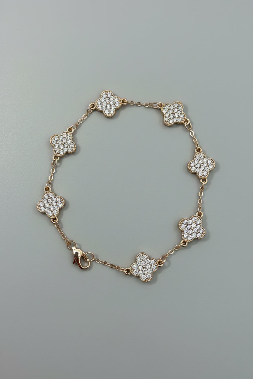 Pulsera Laminada Dorada con 5 Tréboles de Cristales – Ajustable