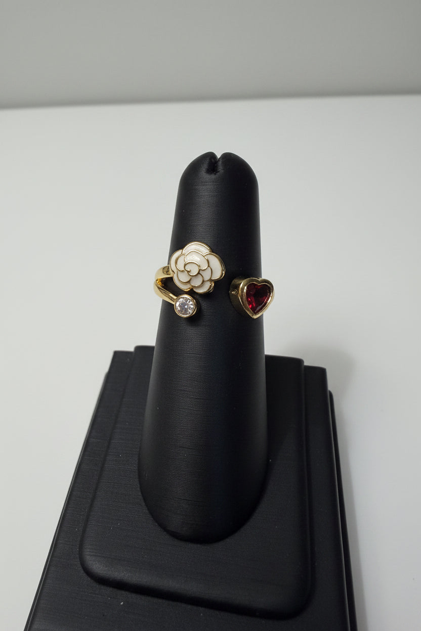 Anillo Ajustable Flor Blanca y Corazón Rojo – Oro Laminado