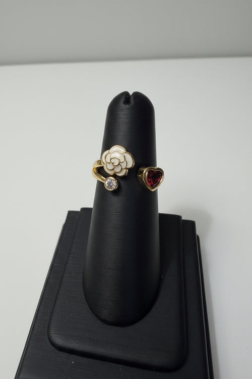 Anillo Ajustable Flor Blanca y Corazón Rojo – Oro Laminado