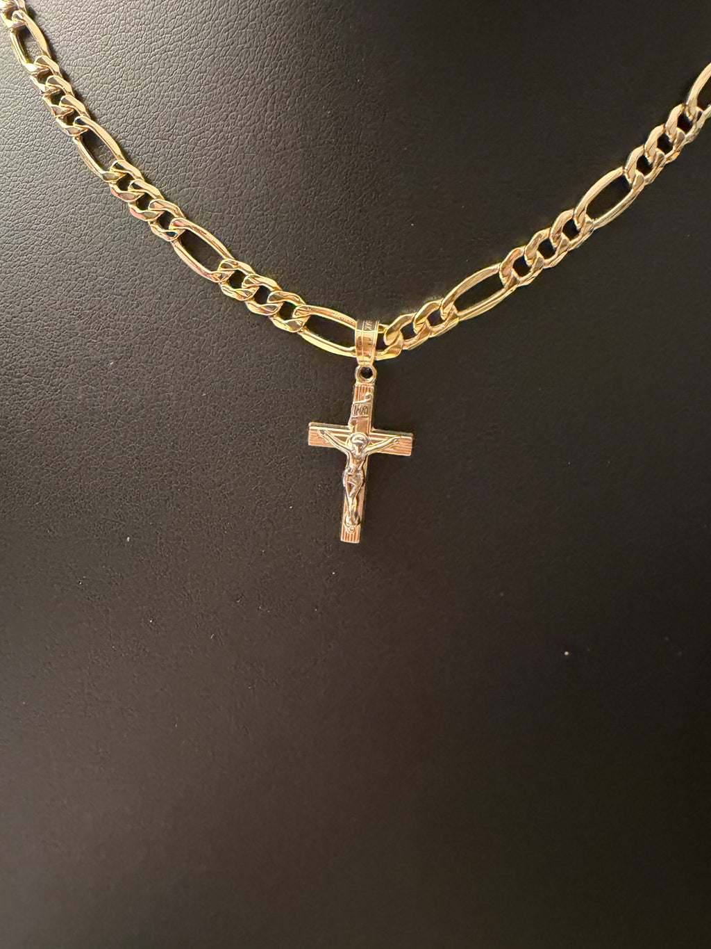 Cadena Fígaro con Crucifijo