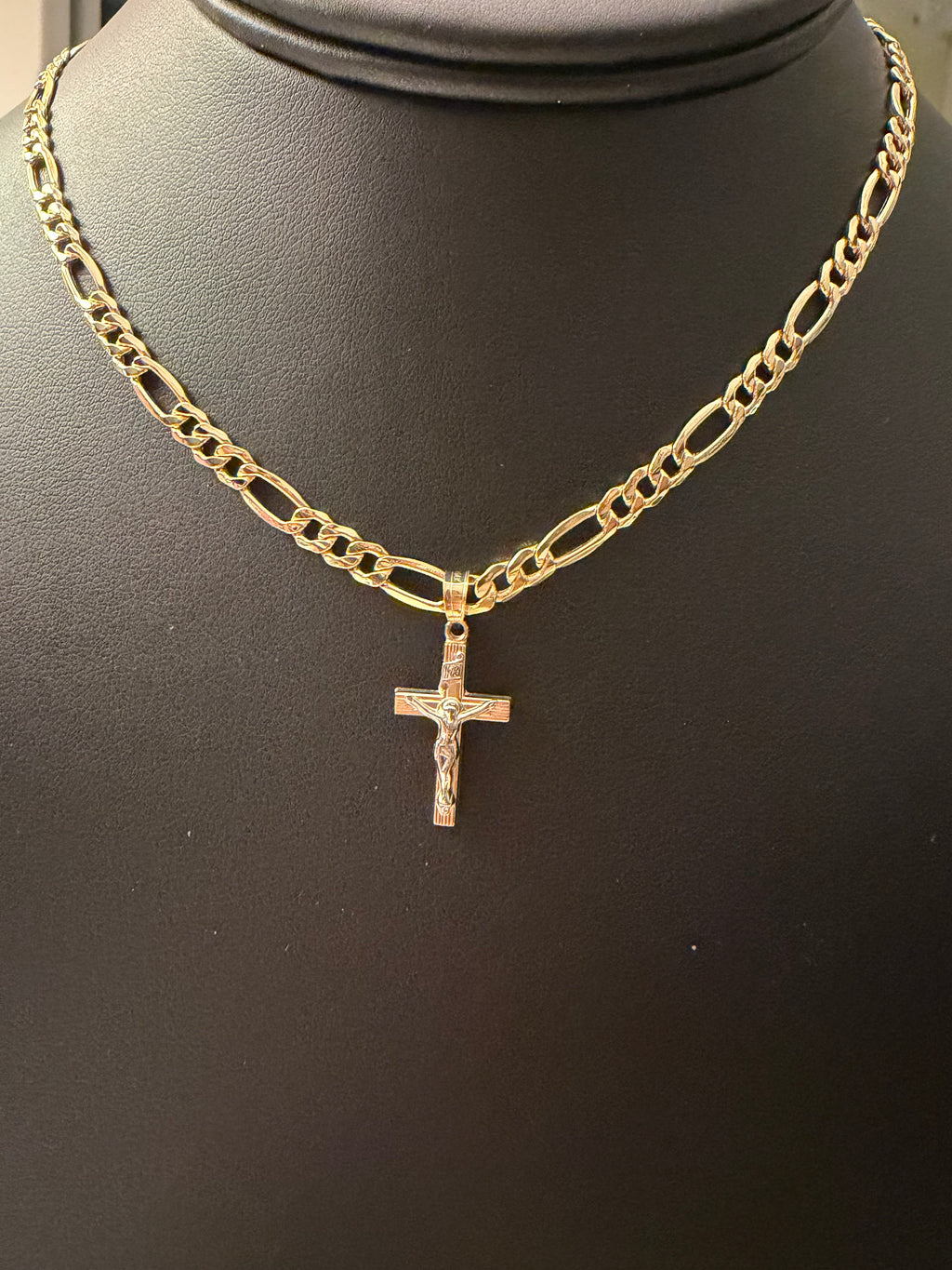 Cadena Fígaro con Crucifijo